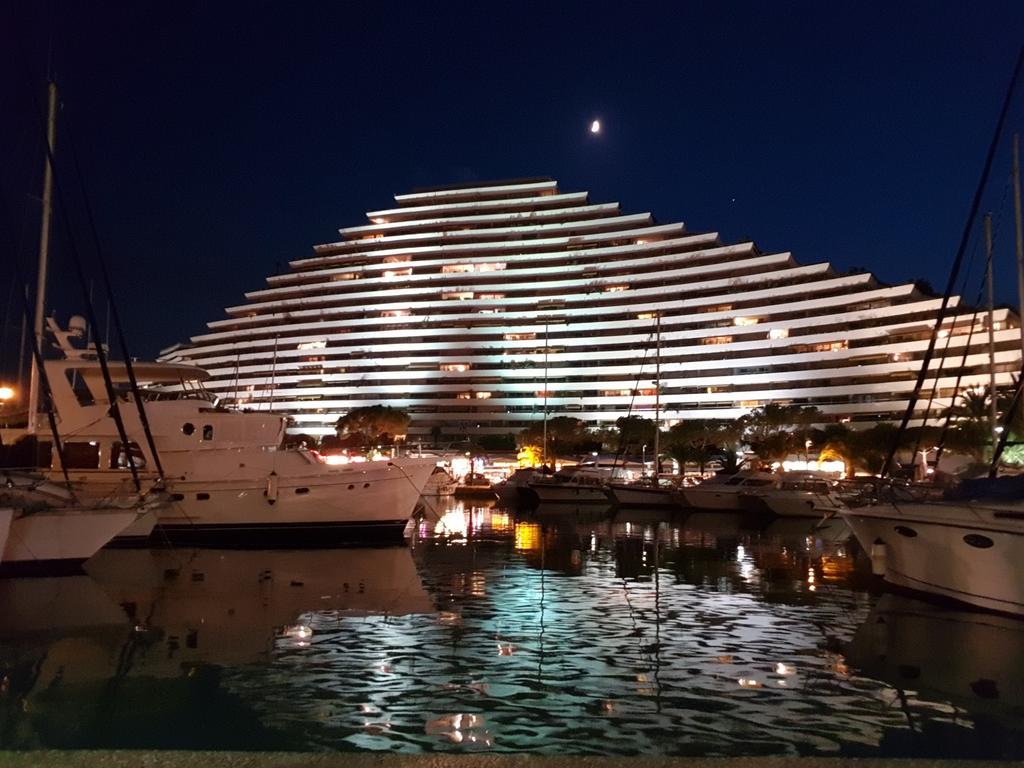 Apartments At Commodoro 빌뇌브루베 외부 사진